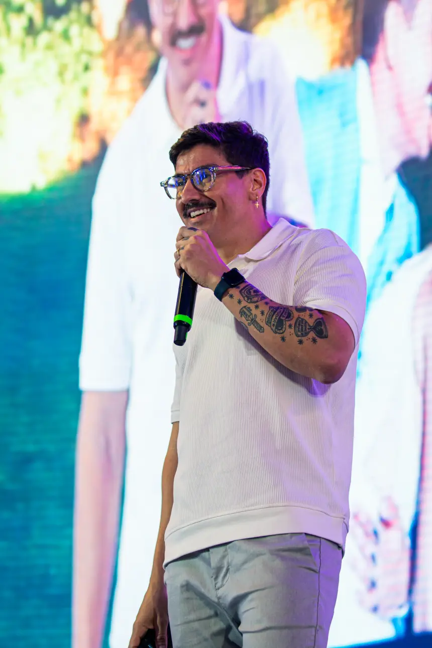 Hector falando ao público no evento